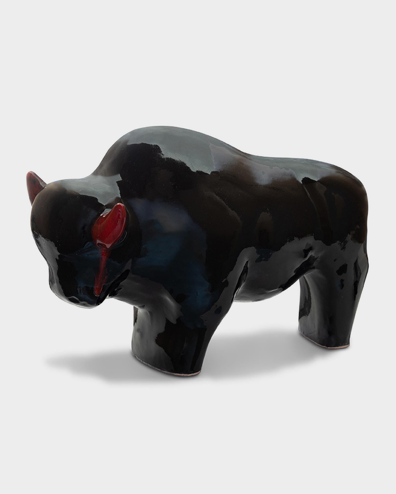 Bull 1013: Black Gloss Glaze / Red Horns